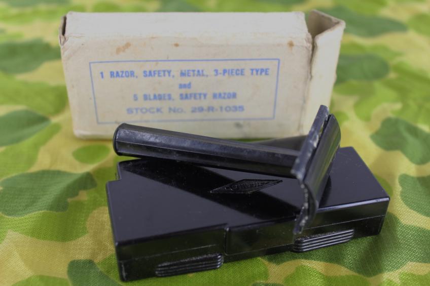WW2 US ' Gillette' Safety Razor In Original Box With One Razor 